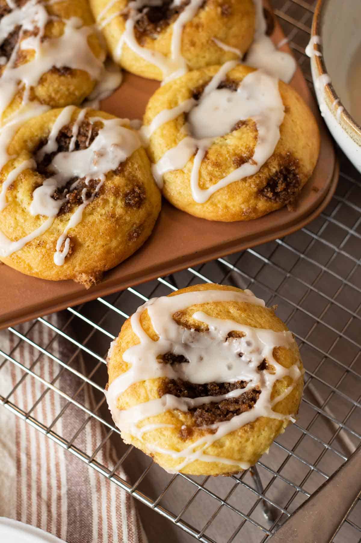 step by step instructions for cinnamon roll muffins