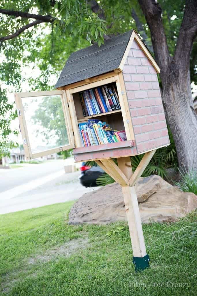 This little library adventure awaits party is a great way to promote literacy in your neighborhood. | diy party ideas | book party ideas | hosting a neighborhood party | summer party ideas || This Vivacious Life #reading #summerparty #littlelibrary #neighborhoodlibrary #diyparty #thisvivaciouslife