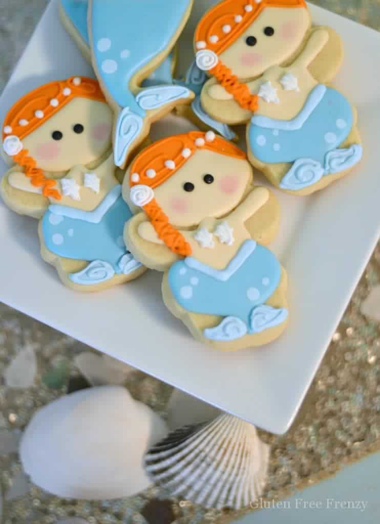 This mermaid themed baby shower couldn't be cuter! So great for little girls but also works as a gender neutral shower with all the white, baby blue and mint green. Clam cookies made from macaroons are so gorgeous and those little mermaids and mermaid tails were darling too! PLUS a DIY diaper cupcake tutorial and more... glutenfreefrenzy.com