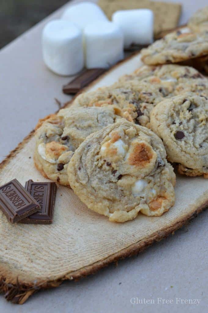 Oh my goodness this rustic s'mores bar is so dang cute! The best part? It can be put together on a budget. PLUS get the tasty recipe for ooey, gooey s'mores cookies! glutenfreefrenzy.com