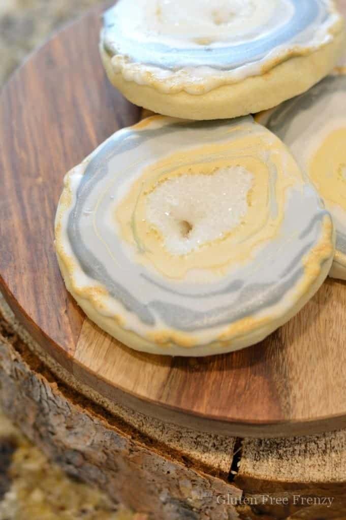 Gorgeous decorated geode cookies 