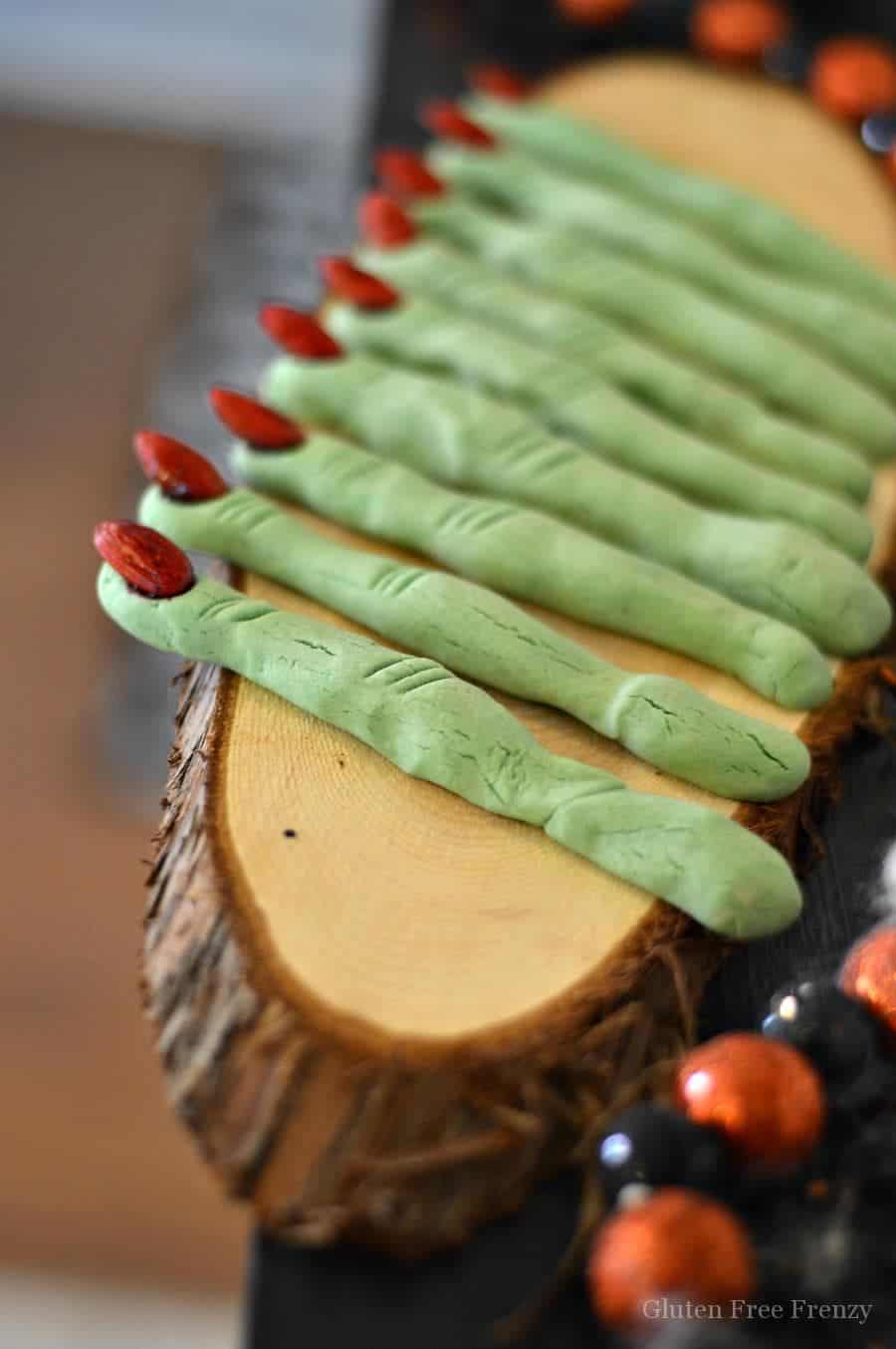 Oh my goodness, these edible witches finger cookies are SO cute! They are delicious, gluten-free and the perfect dessert for your next Halloween party! www.glutenfreefrenzy.com
