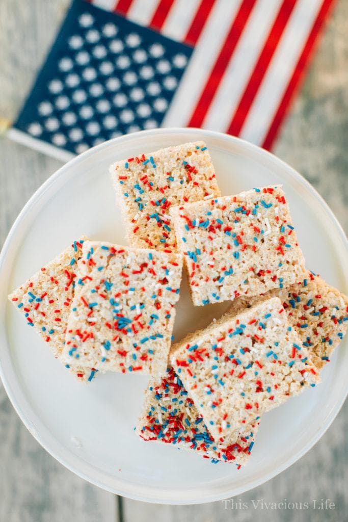 This 4th of July backyard bash and fruit salad are sure to put your party guests in the patriotic spirit! We have everything you want in red, white and blue including snow cone sugar cookies, pop rock cupcakes and even yard yahtzee! || This Vivacious Life #july4th #4thofjuly #partyideas #summerparties #thisvivaciouslife