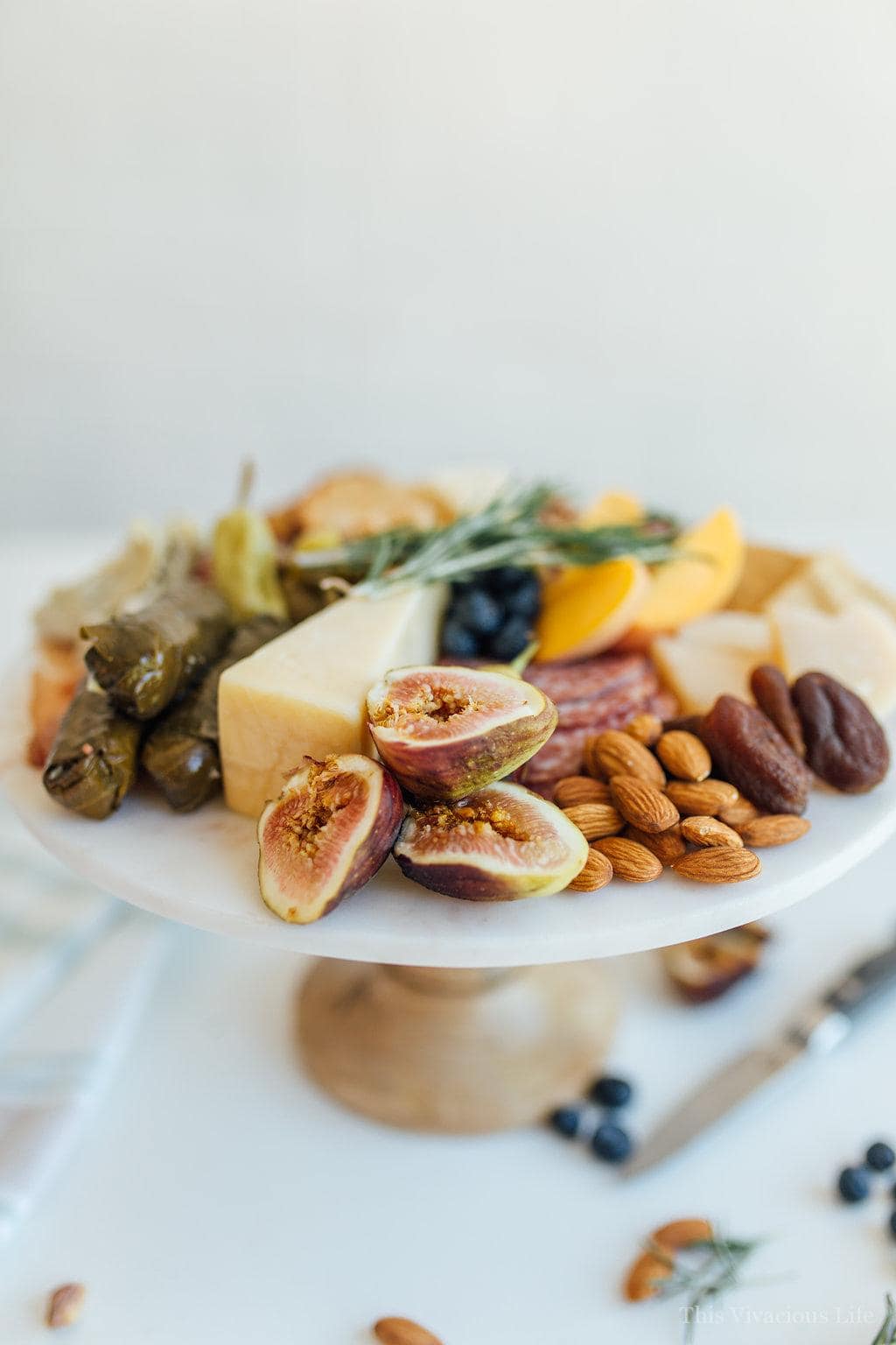Gluten-Free Charcuterie and Cheeseboard Perfect for Entertaining | gluten free entertaining tips | how to entertain gluten free | gluten free appetizer ideas | gluten free charcuterie tips | how to create gluten free charcuterie | gluten free cheeseboard | gluten free snack recipes || This Vivacious Life