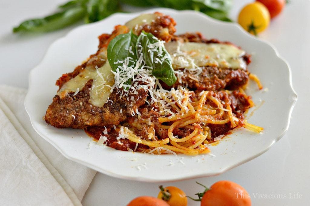 This is truly the best gluten-free chicken parmigiana out there! It is a little crispy and perfectly flavored. Plus, it's pretty simple to make as well. | gluten free italian recipes | gluten free dinner recipes | gluten free meal ideas | dinner recipes gluten free | how to make gluten free chicken parmigiana | chicken parmigiana gluten free || This Vivacious Life