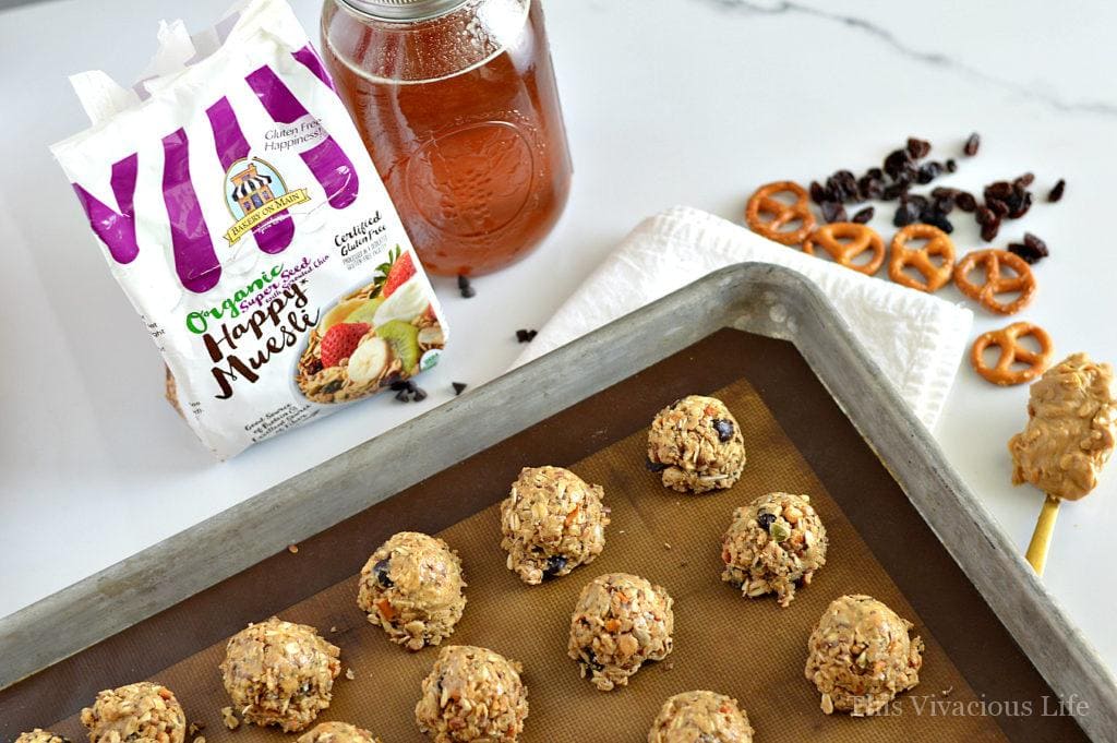 These muesli muscle bites are perfect for keeping your energy up and also great post workout. These energy balls are great and gluten-free. | gluten free energy bites | gluten free snack recipes | homemade energy bite recipe | gluten free recipe ideas | healthy gluten free snacks | healthy snack recipes | recipes using muesli | muesli recipe ideas || This Vivacious Life