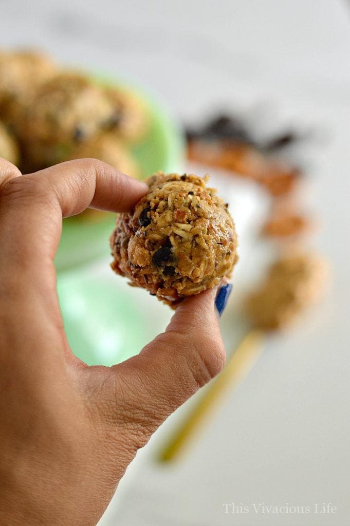 These muesli muscle bites are perfect for keeping your energy up and also great post workout. These energy balls are great and gluten-free. | gluten free energy bites | gluten free snack recipes | homemade energy bite recipe | gluten free recipe ideas | healthy gluten free snacks | healthy snack recipes | recipes using muesli | muesli recipe ideas || This Vivacious Life