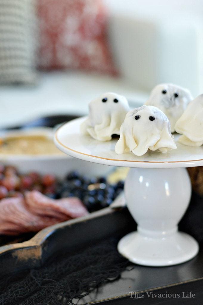 Halloween Mom n' Me Brunch Party and Get Together | halloween party ideas | fall party ideas | halloween fun | celebrating halloween with friends | fun halloween ideas || This Vivacious Life #halloween #brunch #halloweenparty #partyideas #fallideas #thisvivaciouslife