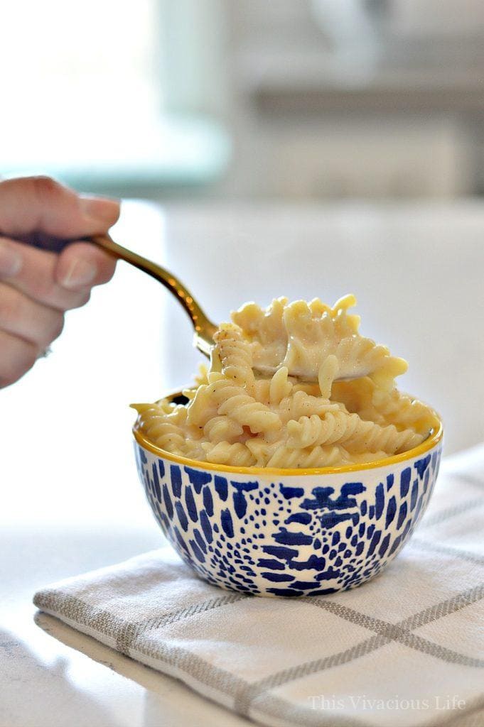 Instant pot gluten-free mac and cheese is a creamy, hearty dish the whole family will love. It literally takes under 10 minutes and the kids will love it! You can mix in ham, beef or even bacon for an extra filling dish.