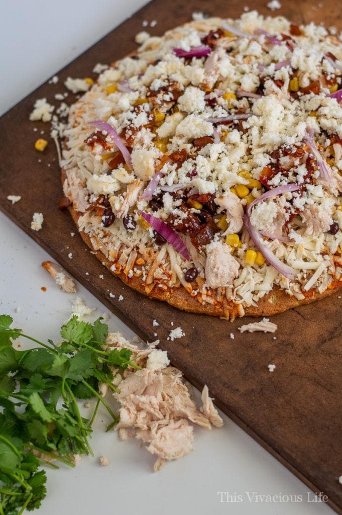 this gluten free chipotle chicken pizza is so full of flavor and it’s super easy to make! || This Vivacious Life #glutenfree #pizza #pizzarecipe #thisvivaciouslife