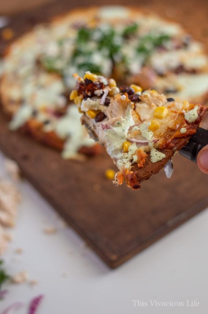 this gluten free chipotle chicken pizza is so full of flavor and it’s super easy to make! || This Vivacious Life #glutenfree #pizza #pizzarecipe #thisvivaciouslife