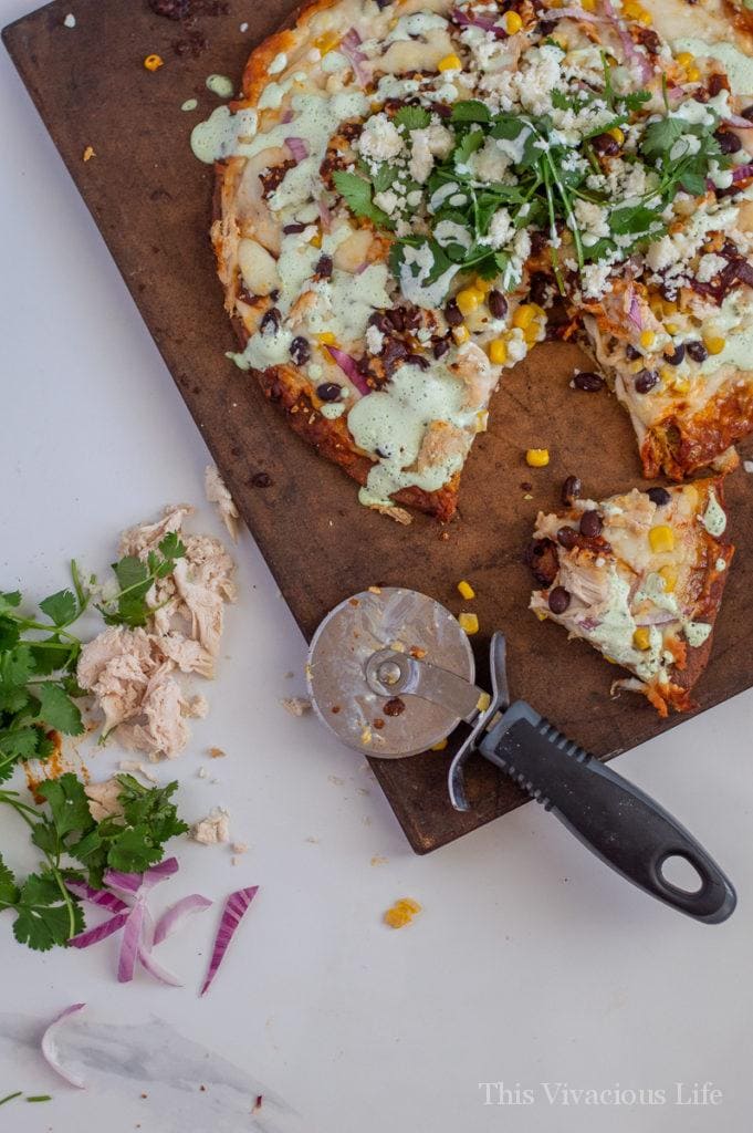 this gluten free chipotle chicken pizza is so full of flavor and it’s super easy to make! || This Vivacious Life #glutenfree #pizza #pizzarecipe #thisvivaciouslife