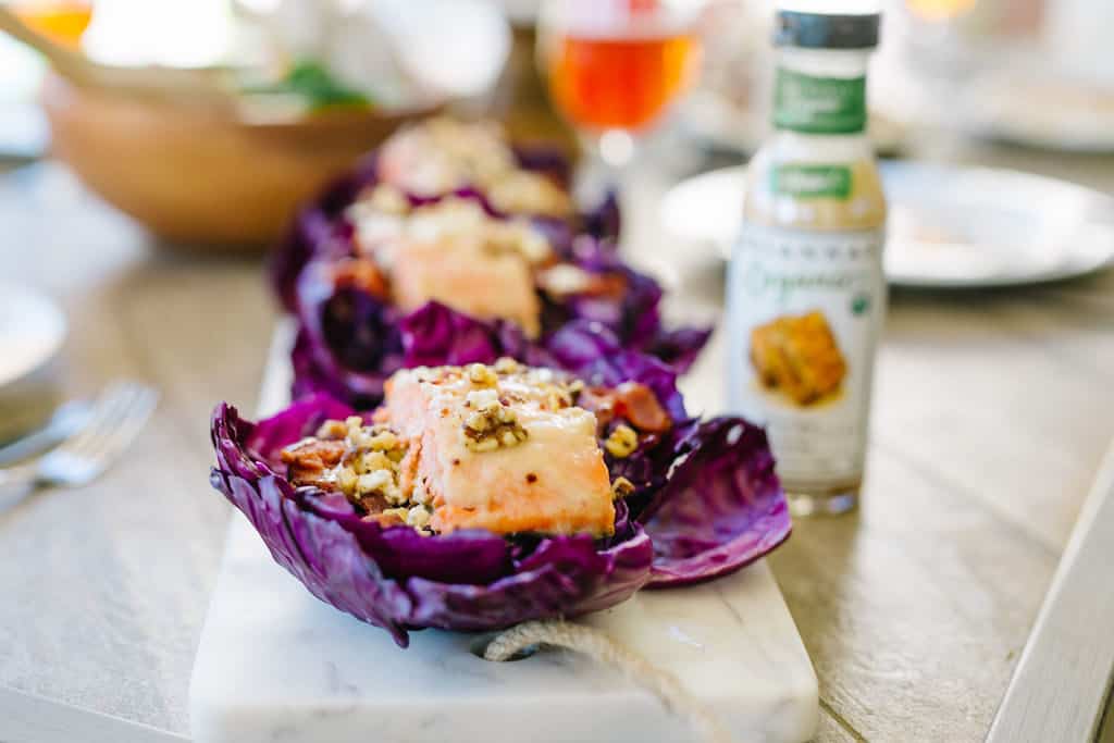 Red cabbage cups with salmon 