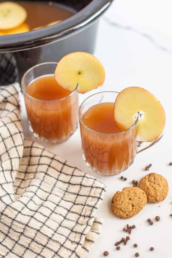 Apple cider in glass cups with apple slices