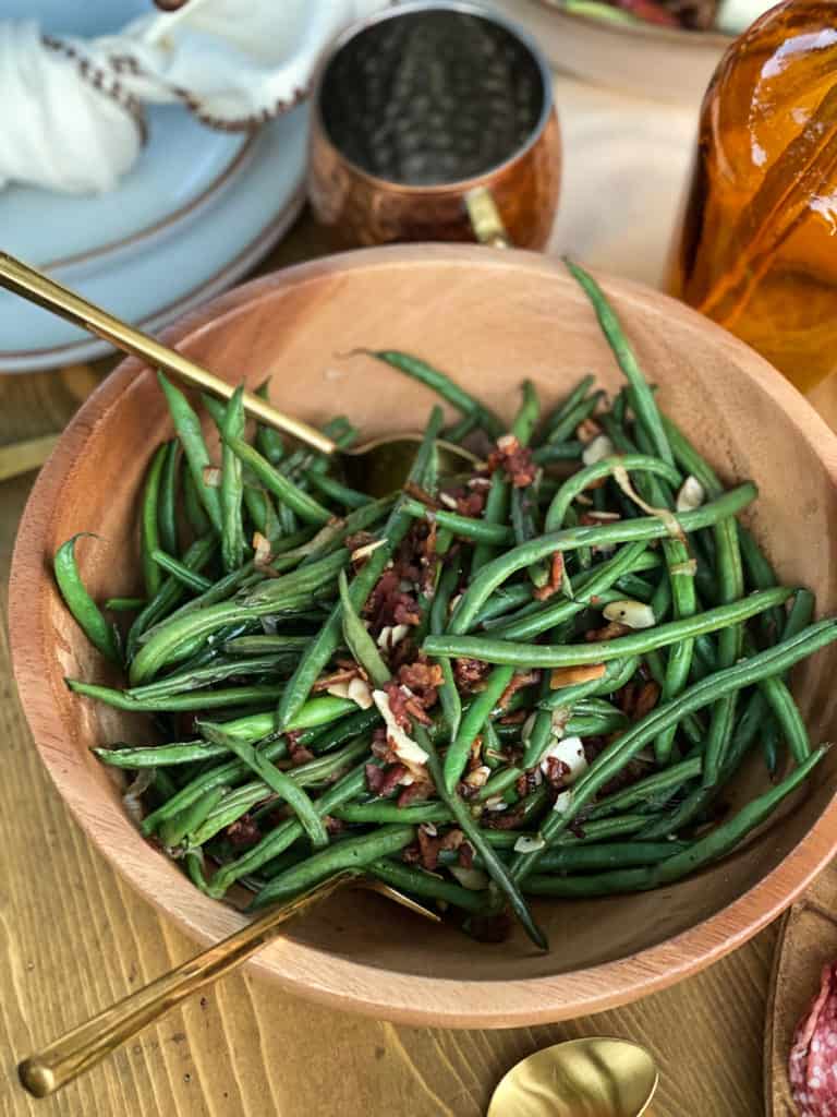 Green beans with bacon in a wood bowl