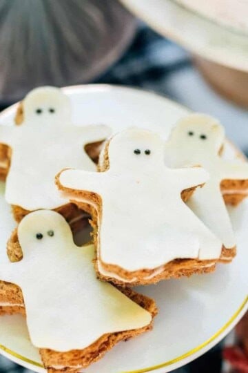 Halloween sandwiches ghosts on a plate