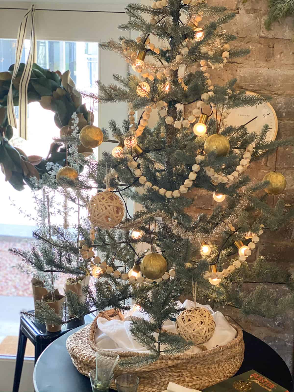 Minimalist christmas tree deals