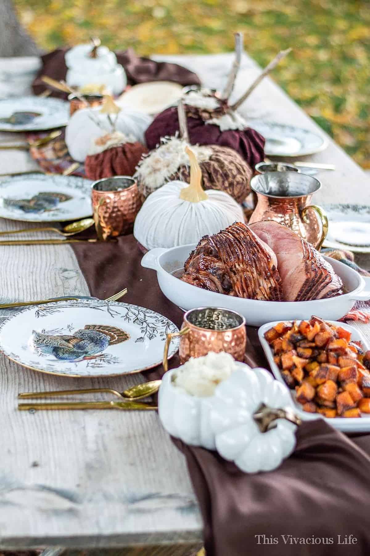 outdoor thanksgiving dinner table